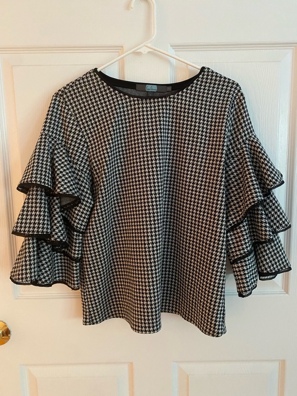Black & white 3/4 sleeve top with ruffled sleeves, women’s large